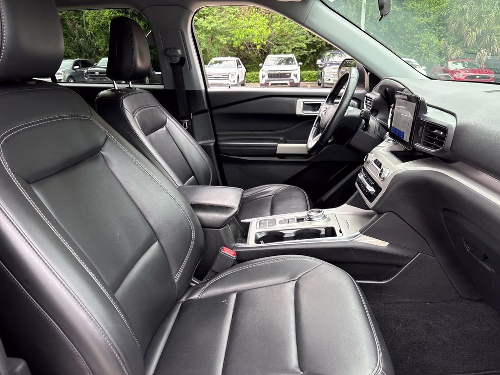 2023 Iconic Silver Metallic Ford Explorer XLT RWD SUV