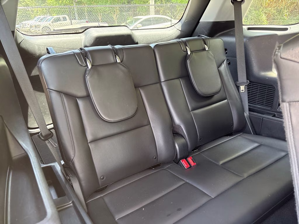 2023 Iconic Silver Metallic Ford Explorer XLT RWD SUV