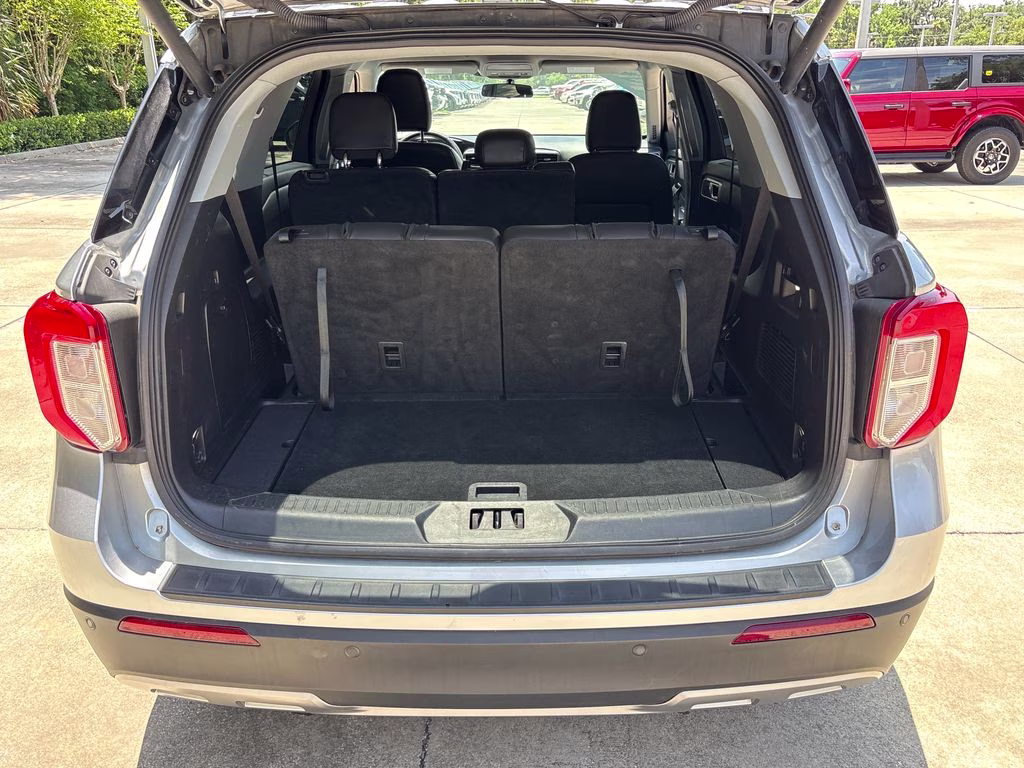 2023 Iconic Silver Metallic Ford Explorer XLT RWD SUV