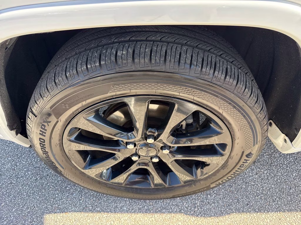 2020 Bright White Clearcoat Jeep Grand Cherokee Altitude RWD SUV