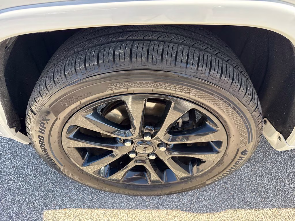 2020 Bright White Clearcoat Jeep Grand Cherokee Altitude RWD SUV