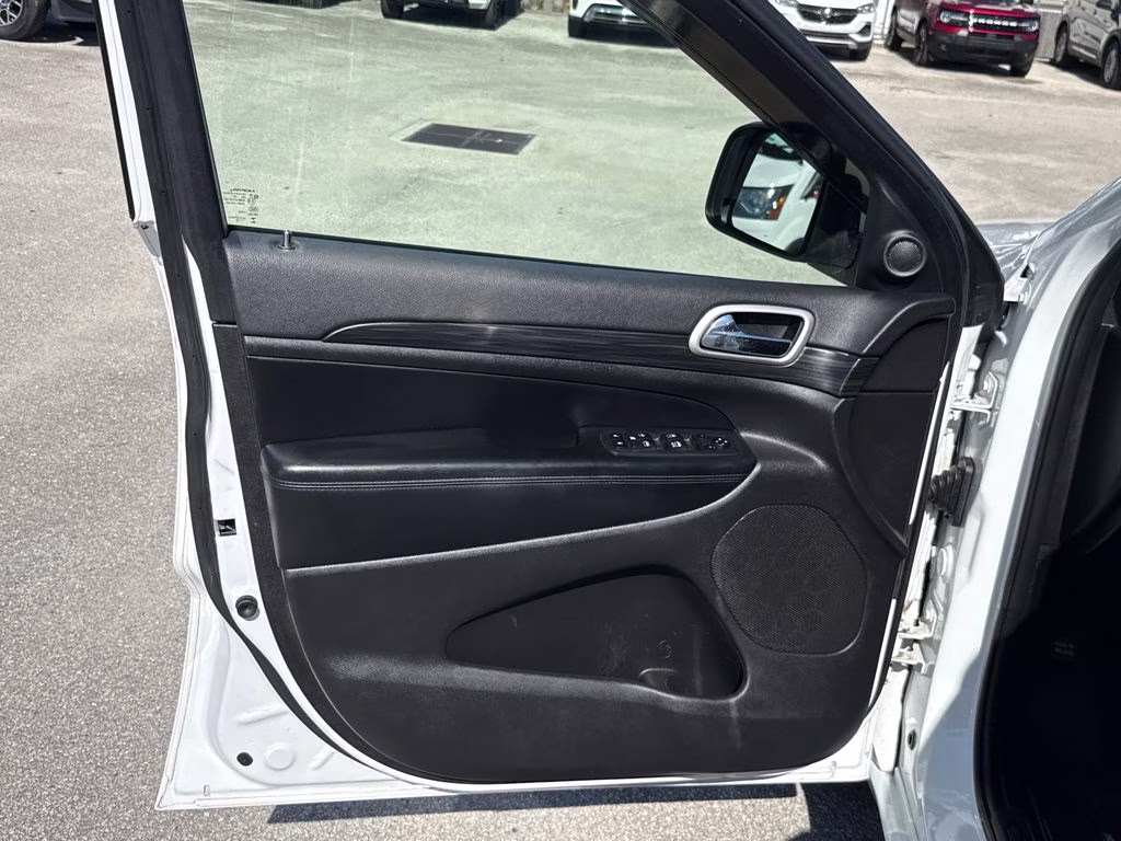2020 Bright White Clearcoat Jeep Grand Cherokee Altitude RWD SUV