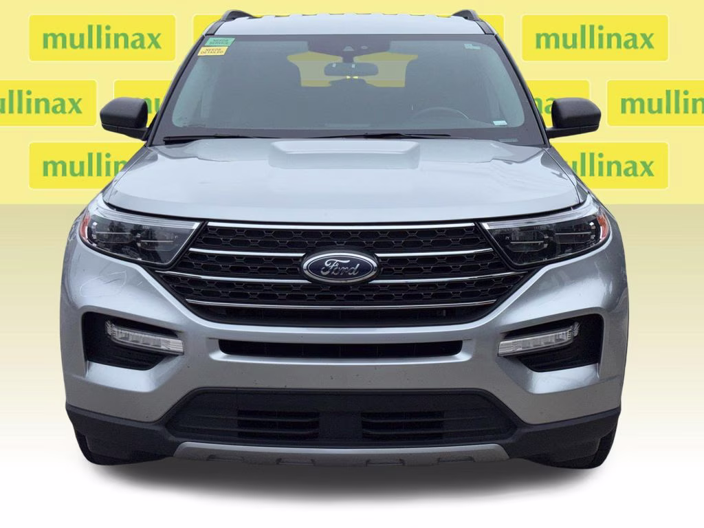 2023 Iconic Silver Metallic Ford Explorer XLT RWD SUV