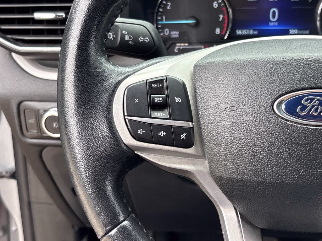 2023 Iconic Silver Metallic Ford Explorer XLT RWD SUV