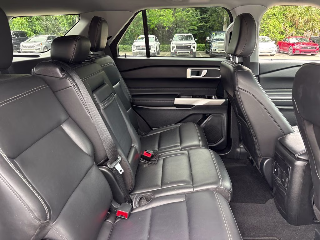 2023 Iconic Silver Metallic Ford Explorer XLT RWD SUV
