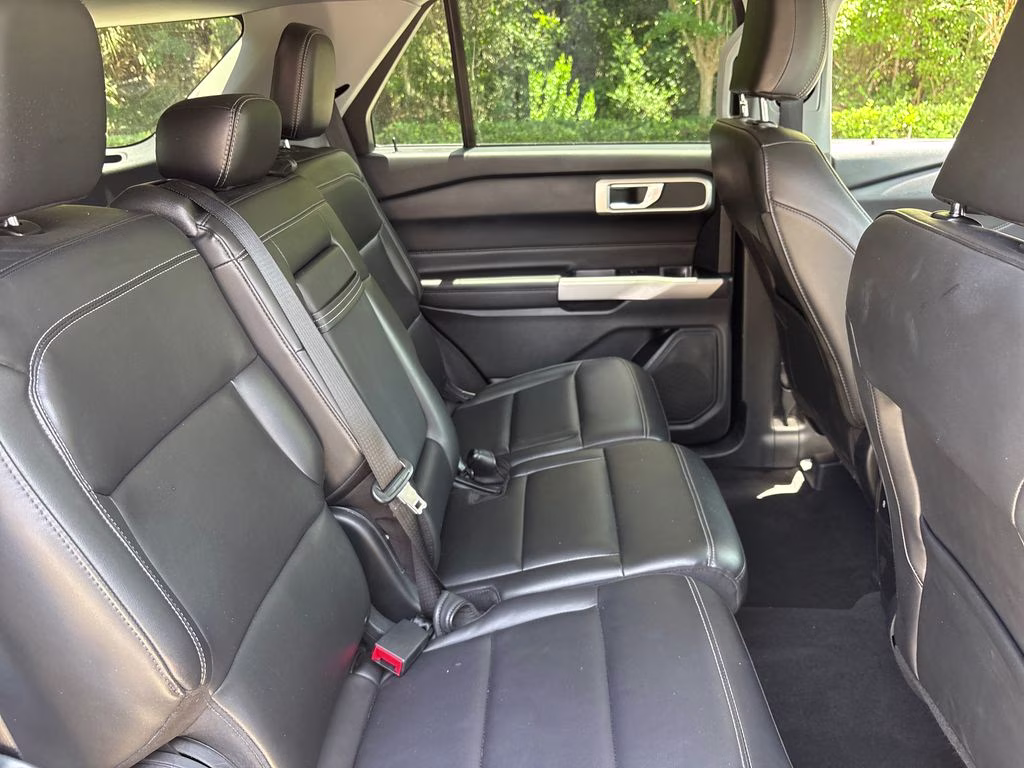 2023 Iconic Silver Metallic Ford Explorer XLT RWD SUV