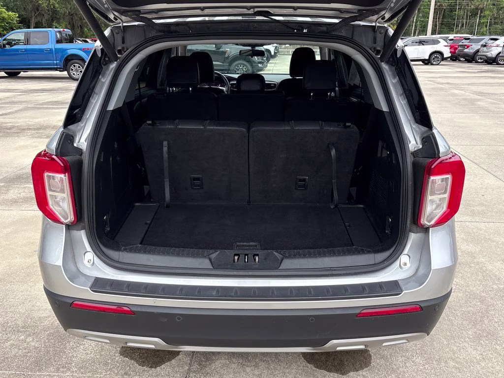 2023 Iconic Silver Metallic Ford Explorer XLT RWD SUV
