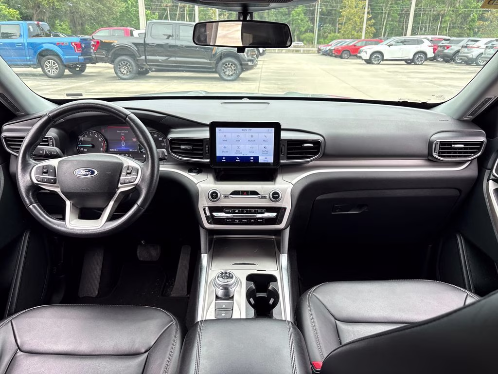 2023 Iconic Silver Metallic Ford Explorer XLT RWD SUV
