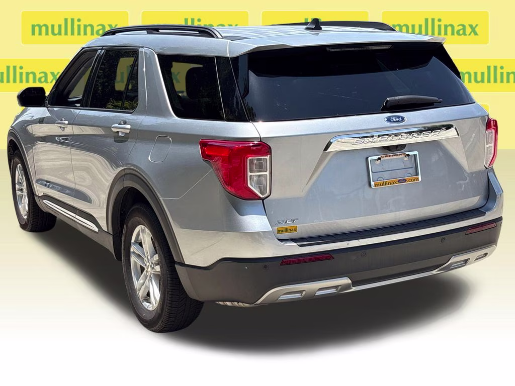 2023 Iconic Silver Metallic Ford Explorer XLT RWD SUV