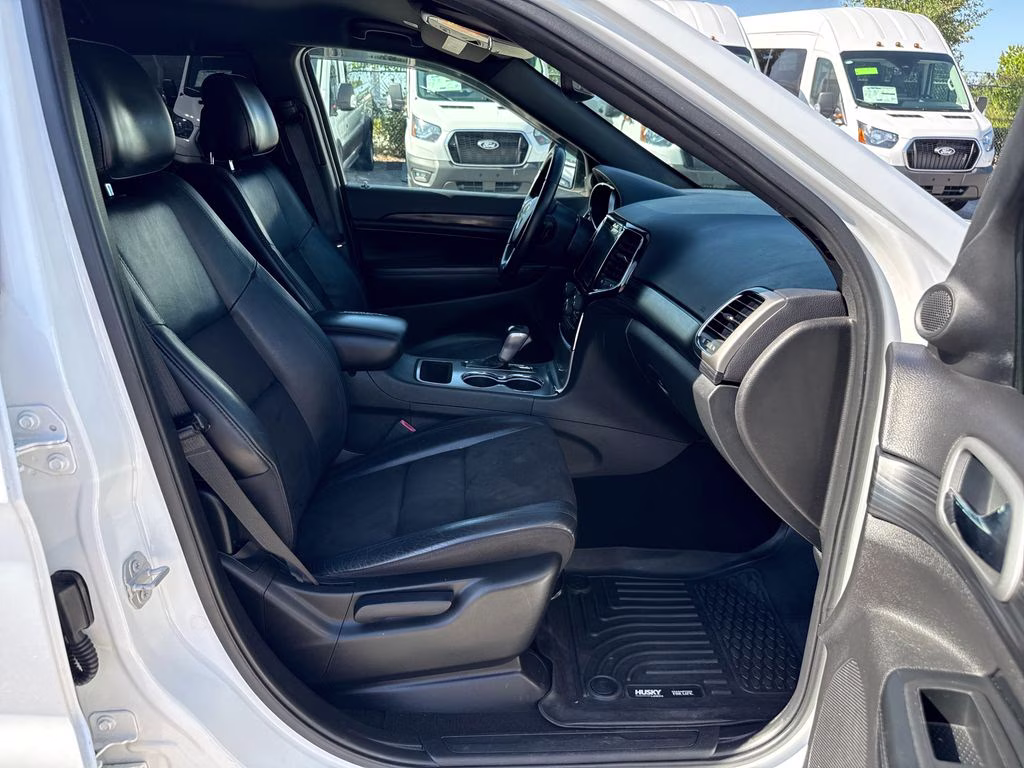 2020 Bright White Clearcoat Jeep Grand Cherokee Altitude RWD SUV