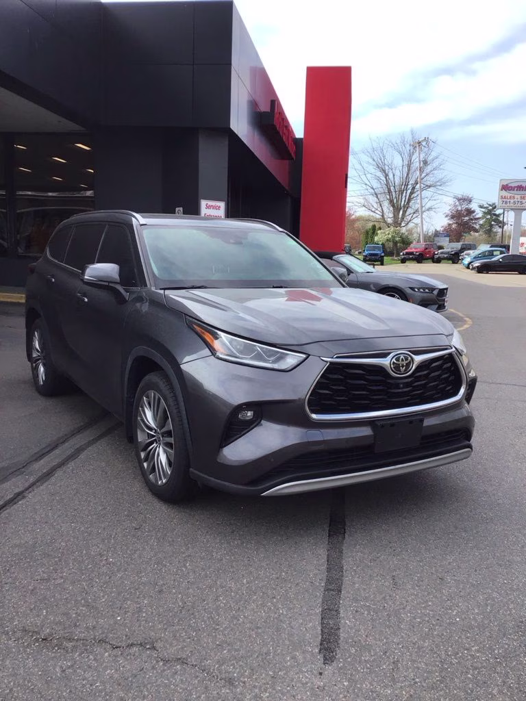 2020 Magnetic Gray Metallic Toyota Highlander Platinum AWD SUV