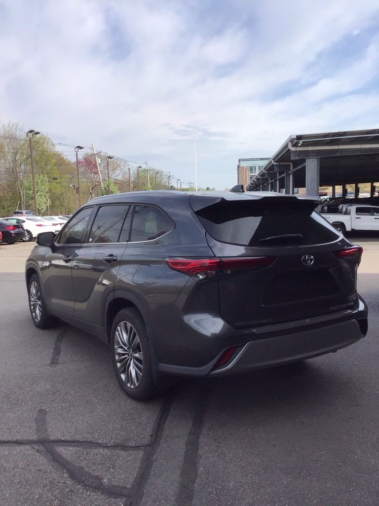2020 Magnetic Gray Metallic Toyota Highlander Platinum AWD SUV