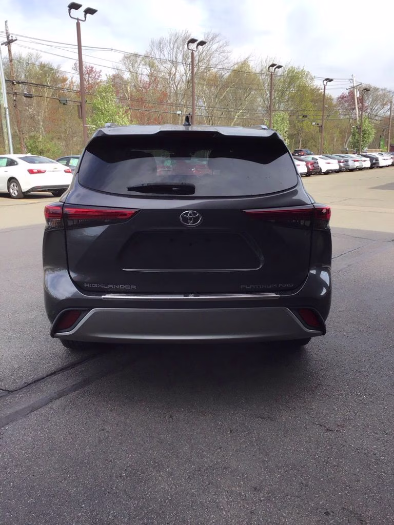 2020 Magnetic Gray Metallic Toyota Highlander Platinum AWD SUV