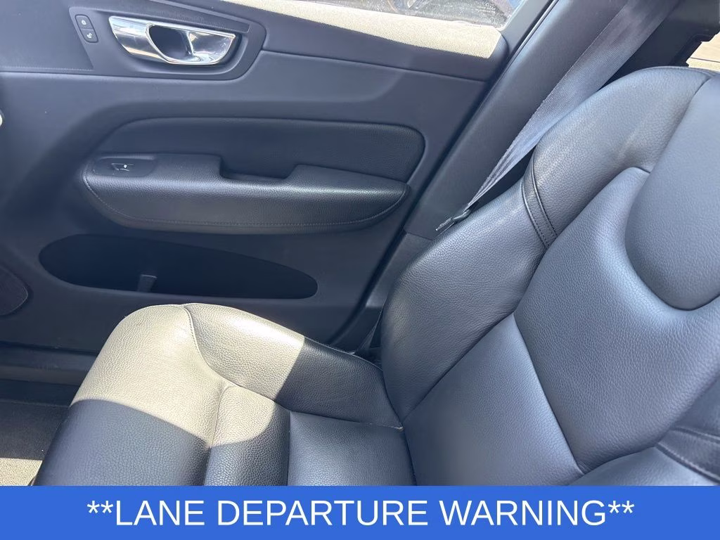 2018 Crystal White Volvo XC60 T6 Momentum AWD SUV