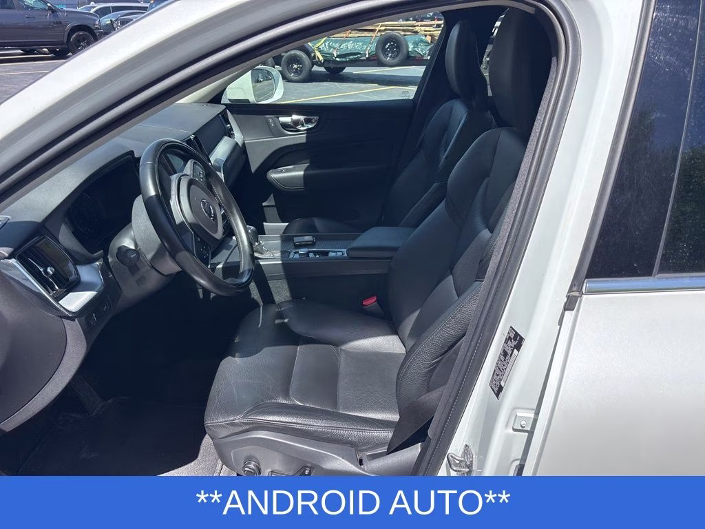 2018 White Volvo XC60 T6 Momentum AWD SUV