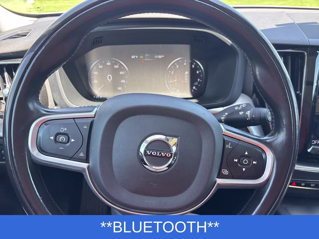 2018 White Volvo XC60 T6 Momentum AWD SUV