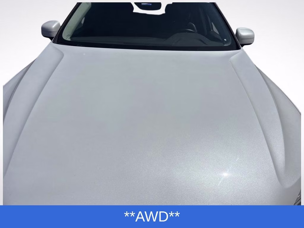 2018 White Volvo XC60 T6 Momentum AWD SUV
