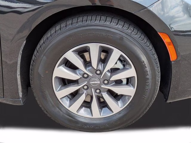 2023 Chrysler Pacifica Hybrid Touring L - Photo 11