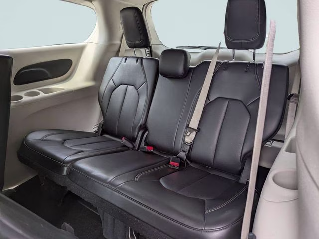 2023 Chrysler Pacifica Hybrid Touring L - Photo 16
