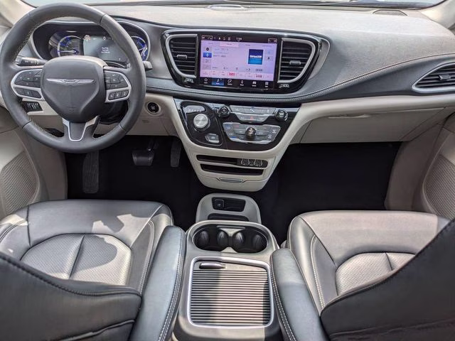 2023 Chrysler Pacifica Hybrid Touring L - Photo 17