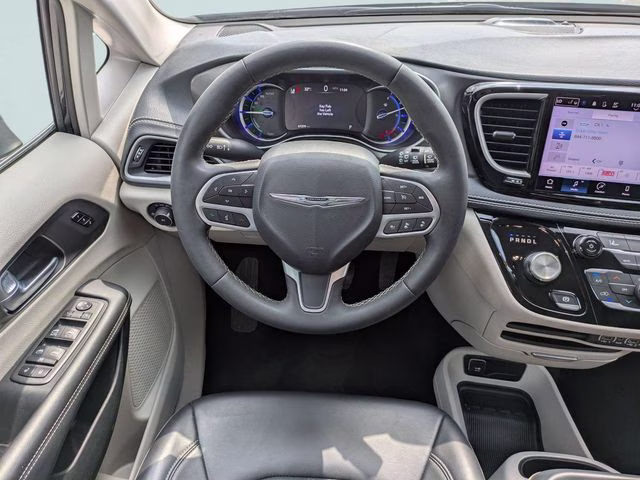 2023 Chrysler Pacifica Hybrid Touring L - Photo 18