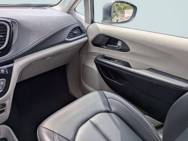 2023 Chrysler Pacifica Hybrid Touring L - Photo 19