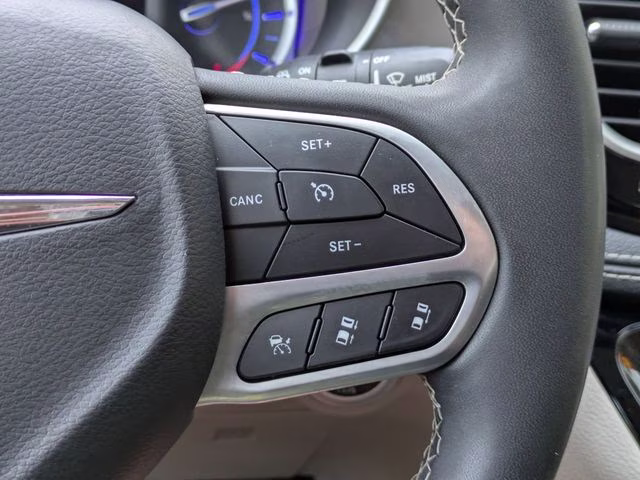 2023 Chrysler Pacifica Hybrid Touring L - Photo 29