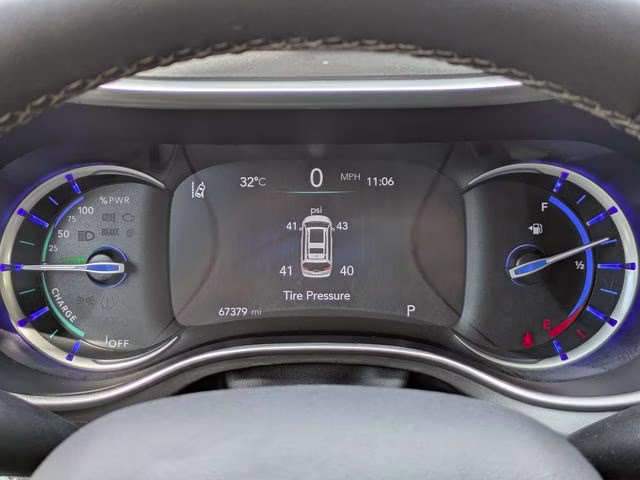 2023 Chrysler Pacifica Hybrid Touring L - Photo 31