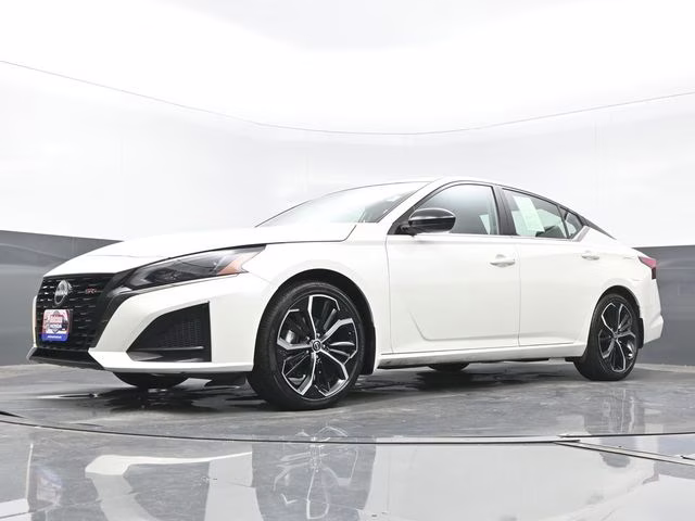 2025 Pearl White Tricoat Nissan Altima 2.5 SR FWD Sedan