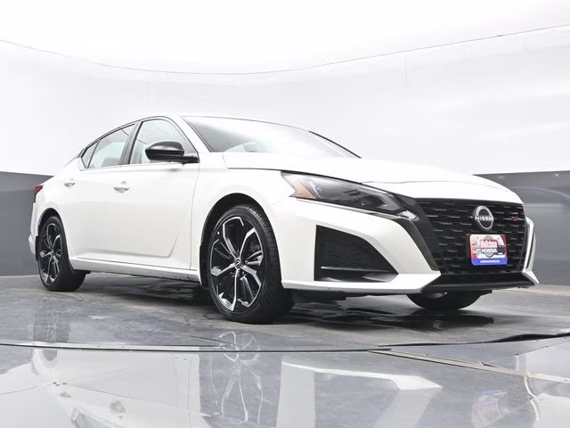 2025 Pearl White Tricoat Nissan Altima 2.5 SR FWD Sedan