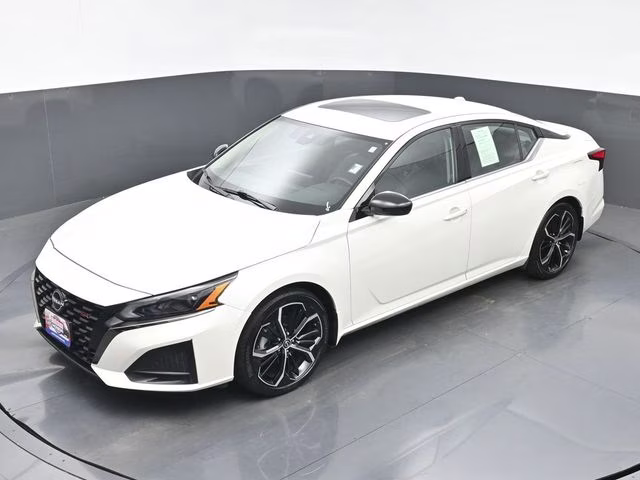 2025 Pearl White Tricoat Nissan Altima 2.5 SR FWD Sedan