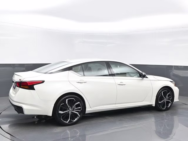2025 Pearl White Tricoat Nissan Altima 2.5 SR FWD Sedan