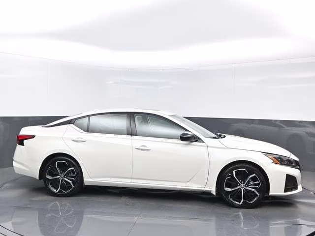 2025 Pearl White Tricoat Nissan Altima 2.5 SR FWD Sedan