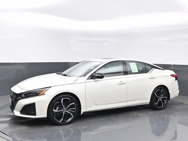 2025 Pearl White Tricoat Nissan Altima 2.5 SR FWD Sedan
