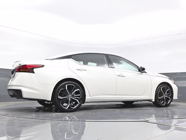 2025 Pearl White Tricoat Nissan Altima 2.5 SR FWD Sedan