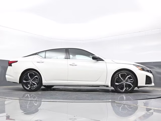 2025 Pearl White Tricoat Nissan Altima 2.5 SR FWD Sedan