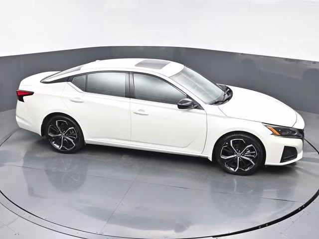 2025 Pearl White Tricoat Nissan Altima 2.5 SR FWD Sedan