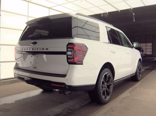 2022 Oxford White Ford Expedition Limited 4X4 SUV