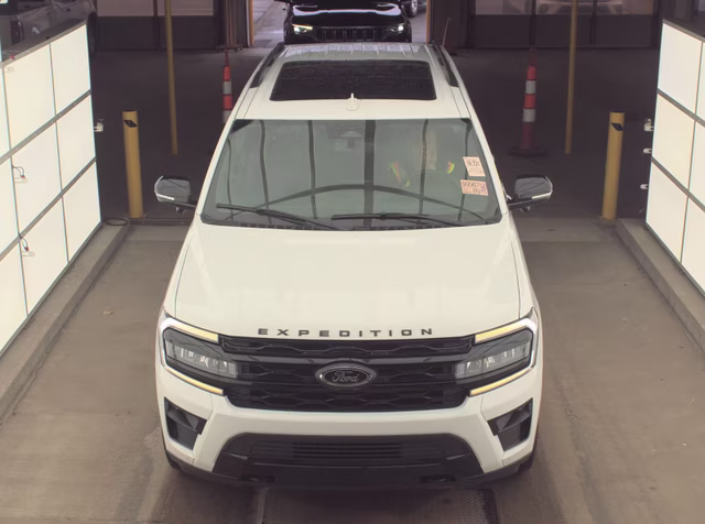 2022 Oxford White Ford Expedition Limited 4X4 SUV