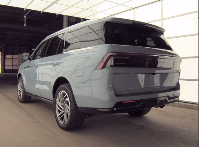 2025 Gray Mist Metallic Tri-Coat Lincoln Navigator Reserve 4X4 SUV