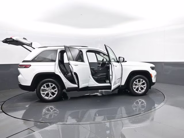 2022 Bright White Clearcoat Jeep Grand Cherokee Limited 4X4 SUV