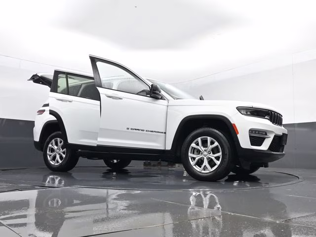 2022 Bright White Clearcoat Jeep Grand Cherokee Limited 4X4 SUV
