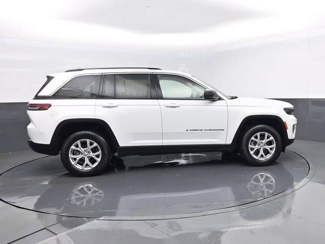 2022 Bright White Clearcoat Jeep Grand Cherokee Limited 4X4 SUV