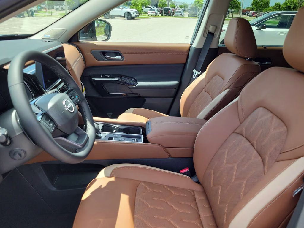 2026 Everest White Pearl Tricoat Nissan Pathfinder Platinum FWD SUV