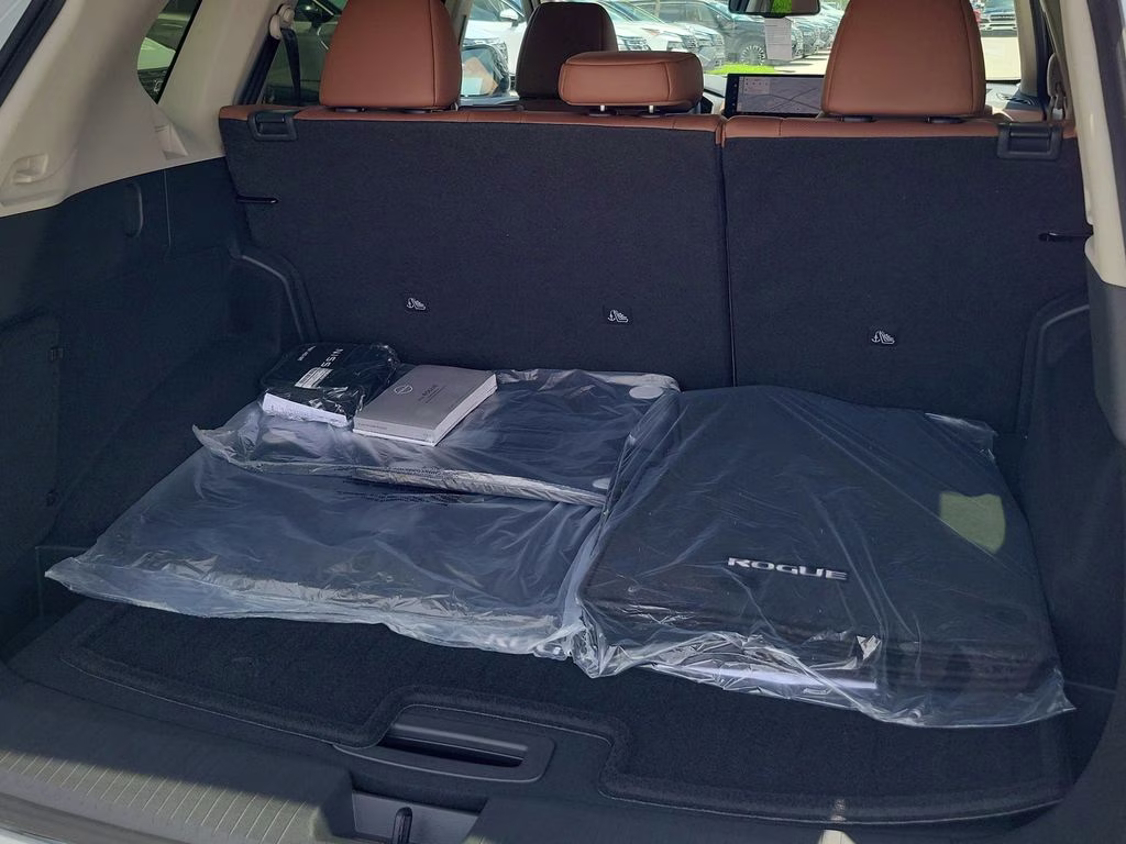 2026 Everest White Pearl/Super Black Nissan Rogue Platinum AWD SUV