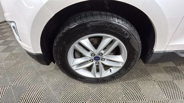 2018 White Platinum Clearcoat Metallic Ford Edge SEL AWD SUV
