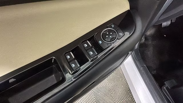 2018 White Platinum Clearcoat Metallic Ford Edge SEL AWD SUV