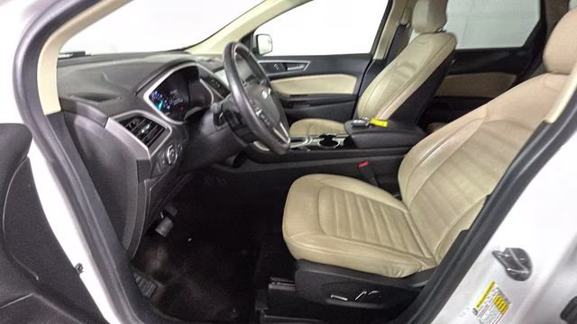 2018 White Platinum Clearcoat Metallic Ford Edge SEL AWD SUV