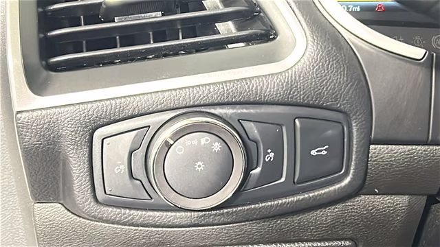 2018 White Platinum Clearcoat Metallic Ford Edge SEL AWD SUV