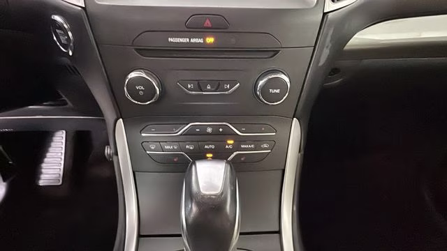 2018 White Platinum Clearcoat Metallic Ford Edge SEL AWD SUV